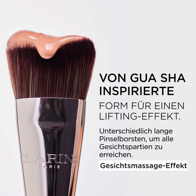 Fokus auf den Pinsel der Double Serum Foundation mit unterschiedlich langen Pinselborsten, um alle Gesichtspartien zu erreichen und einen Gesichtsmassage-Effekt zu erzielen
