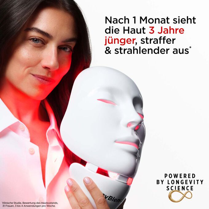 Nahaufnahme eines Models, das die myLEDmask2 f&uuml;r Gesicht und Hals in der Hand h&auml;lt, wobei deren Vorteile hervorgehoben werden, die Haut j&uuml;nger, straffer und strahlender wirken zu lassen
