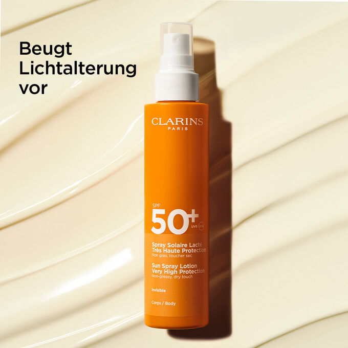 Packshot einer K&ouml;rpermilch mit Sonnenschutz SPF 50+ vor einem strukturierten Hintergrund mit Informationen &uuml;ber seine Vorbeugende Wirkung gegen Lichtalterung