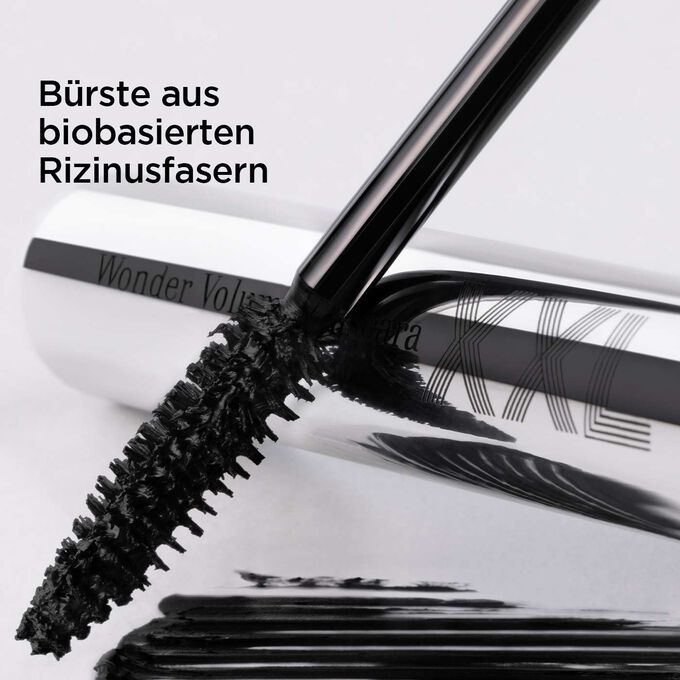 Nahaufnahme der schwarzen XXL-Mascarabürste von Clarins, um ihre Zusammensetzung aus biobasierten Rizinusfasern zu zeigen