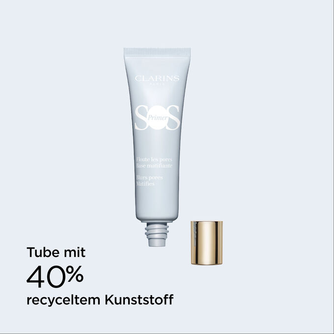 Packshot von SOS Primer Matifying von Clarins mit Text, der die Tube aus 40 % recyceltem Kunststoff betont.