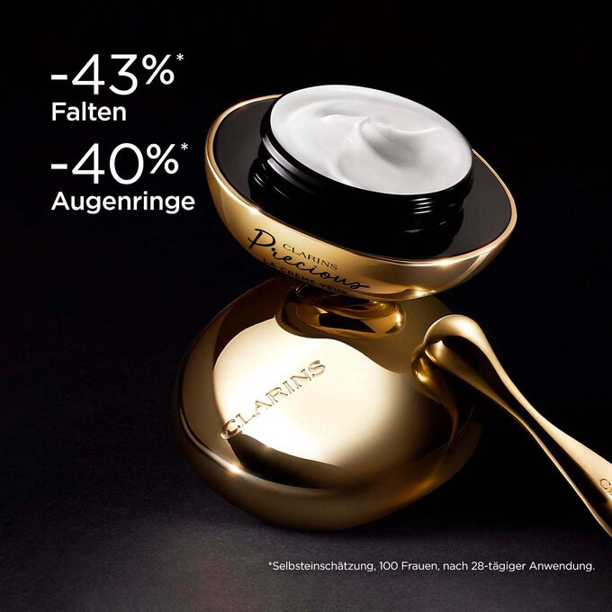 Clarins Precious La Crème Yeux Augencreme vor einem dunklen Hintergrund mit einem Text, der ihre Fähigkeit betont, die Haut 5 Jahre jünger wirken zu lassen