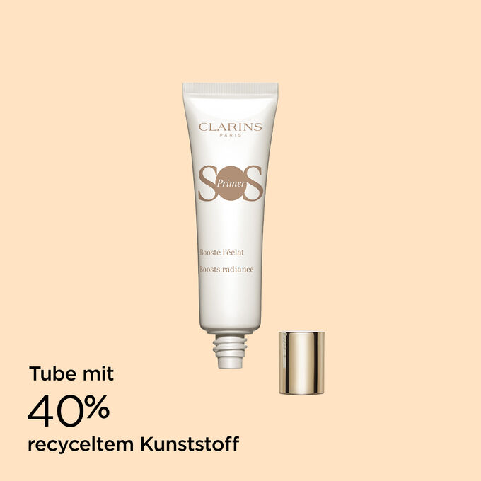 Packshot von SOS Primer White von Clarins mit Text, der betont, dass die Verpackung aus 40 % recyceltem Kunststoff hergestellt ist.