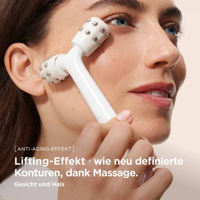 Nahaufnahme einer Frau, die mit dem myLIFTINGroller Beauty-Tool eine professionelle Lifting-Massage an ihrem Gesicht durchf&uuml;hrt
