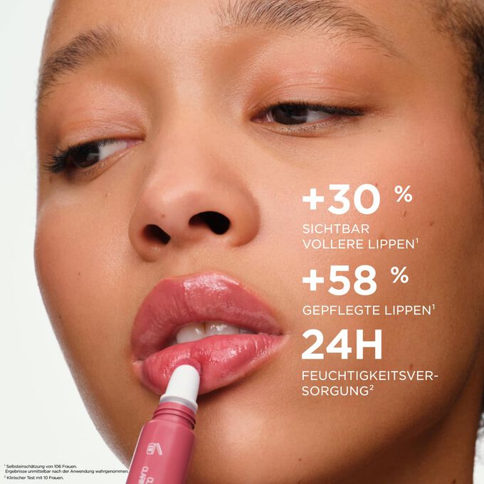 Eine Frau beim Auftragen des Clarins Plumping Lip Perfectors &ndash; f&uuml;r sichtbar vollere, gepflegte Lippen und 24H-Feuchtigkeitswirkung