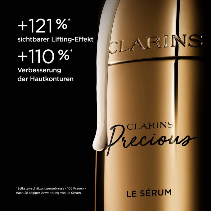 Packshot von Clarins Precious Le Sérum Lift vor einem dunklen Hintergrund mit einem Text, der seine Fähigkeit betont, die Haut zu liften und die Hautkonturen zu verbessern.