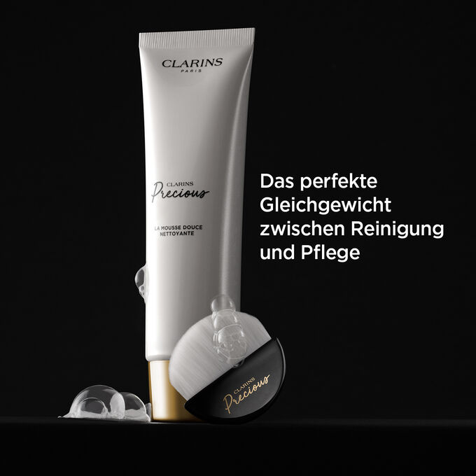 Gesichtsreinigungsschaum von Clarins auf schwarzem Hintergrund neben einem Text, der ihre reinigende und pflegende Wirkung beschreibt