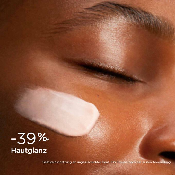 Frau mit geschlossenen Augen, die SOS Primer Matifying von Clarins auf dem Gesicht trägt, um zu verdeutlichen, dass er Hautglanz um 39 % mindert.