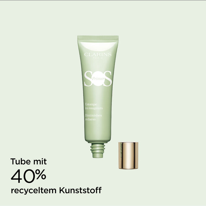 Packshot von SOS Primer Green von Clarins mit Text, der betont, dass die Verpackung aus 40 % recyceltem Kunststoff hergestellt ist.