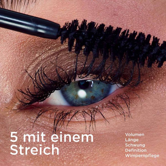 Nahaufnahme der Wimpern einer Frau beim Auftragen der Clarins Curl Defining Mascara, mit mehr Volumen, Schwung, Definition und Pflege.