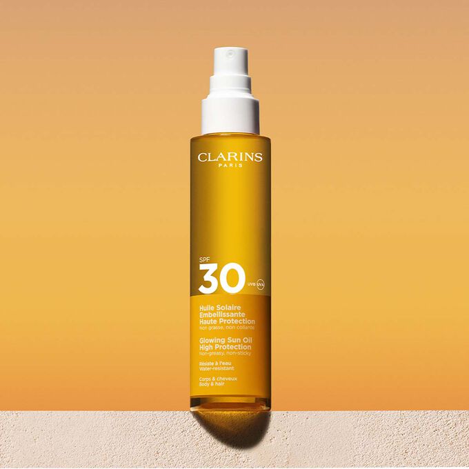 Packshot eines Sprays Sonnen&ouml;l f&uuml;r Haar und K&ouml;rper SPF 30 mit der Information, dass Clarins sich f&uuml;r den Umweltschutz einsetzt