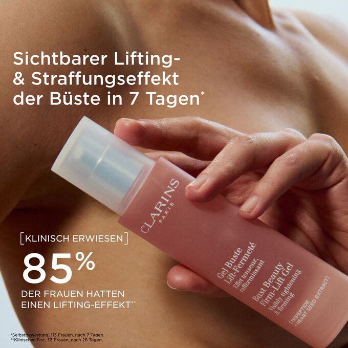 Fokus auf eine Frau, die das Clarins Gel Buste Lift-Fermet&eacute; h&auml;lt, zur Veranschaulichung einer sichtbar gelifteten und gestrafften B&uuml;ste nach regelm&auml;ssiger Anwendung.