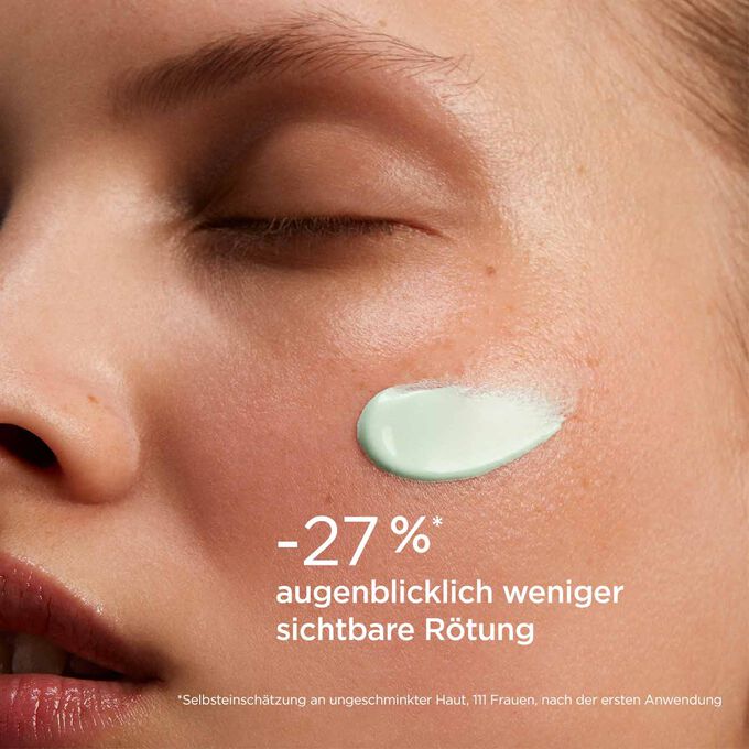 Frau mit geschlossenen Augen, die SOS Primer Green von Clarins auf dem Gesicht trägt, um zu veranschaulichen, dass er Rötungen um 27% mindert.