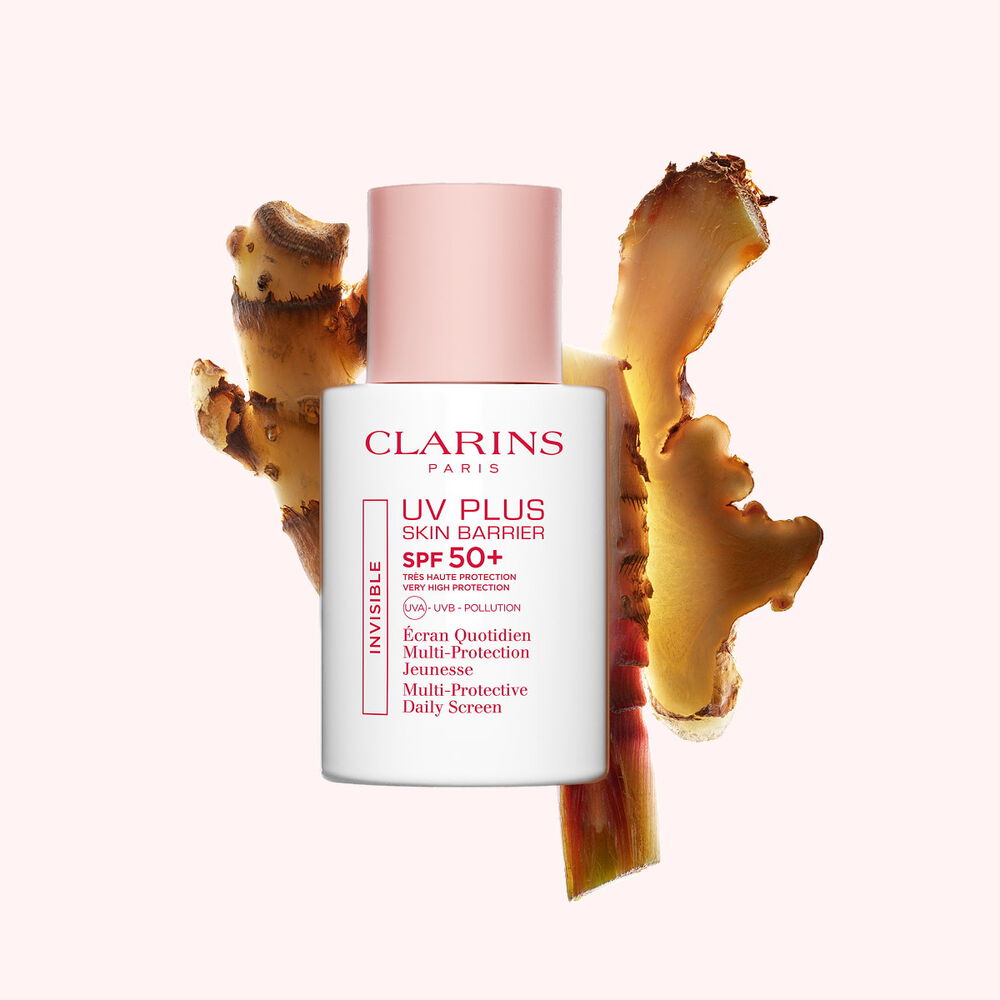 Plan produit de l&rsquo;&eacute;cran solaire Clarins UV Plus Daily Screen devant des tranches de gingembre, soulignant son ingr&eacute;dient naturel cl&eacute;.