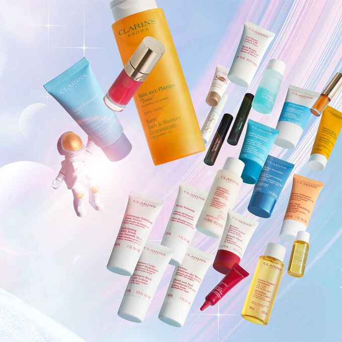 Geschenke in den 24 Türen des Clarins Adventskalenders: 2 Verkaufsgrößen, 7 Reisegrößen und 3 Miniaturen.