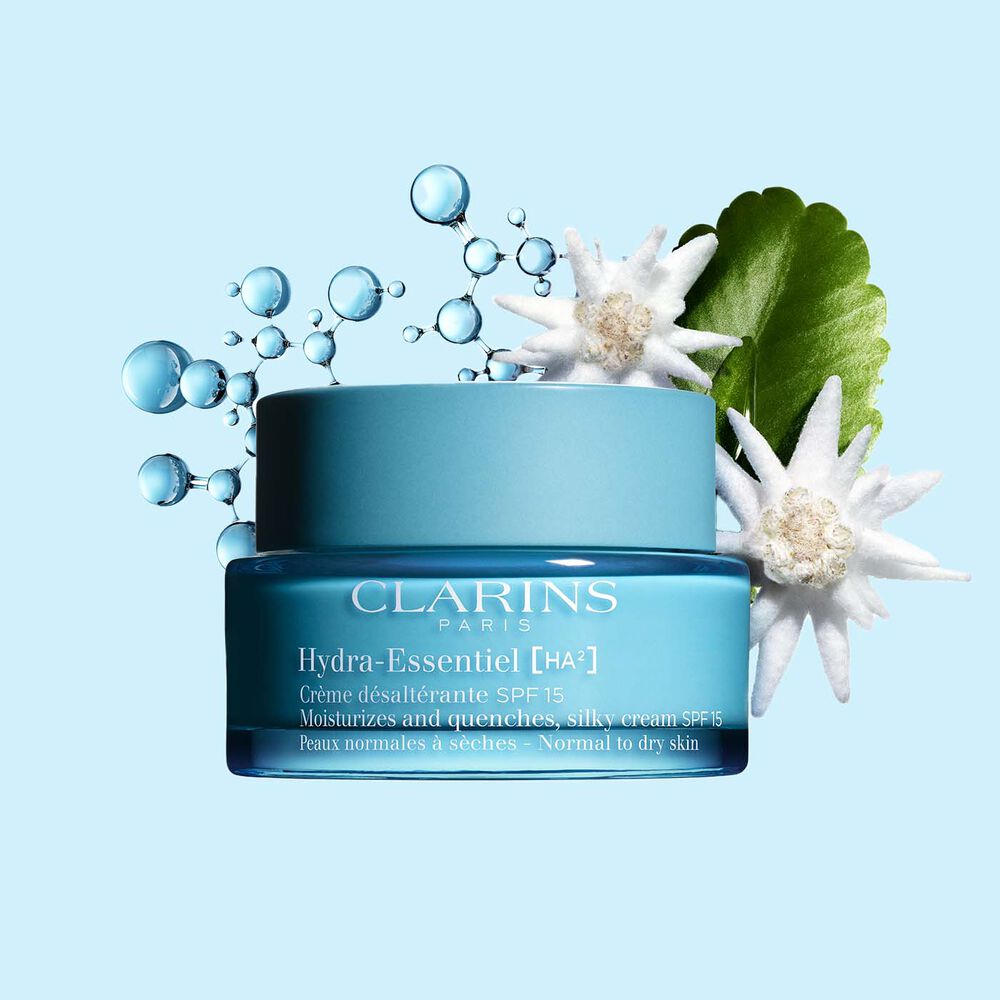 Plan produit de la crème Hydra-Essentiel SPF15 de Clarins avec des fleurs d'edelweiss sur fond bleu.