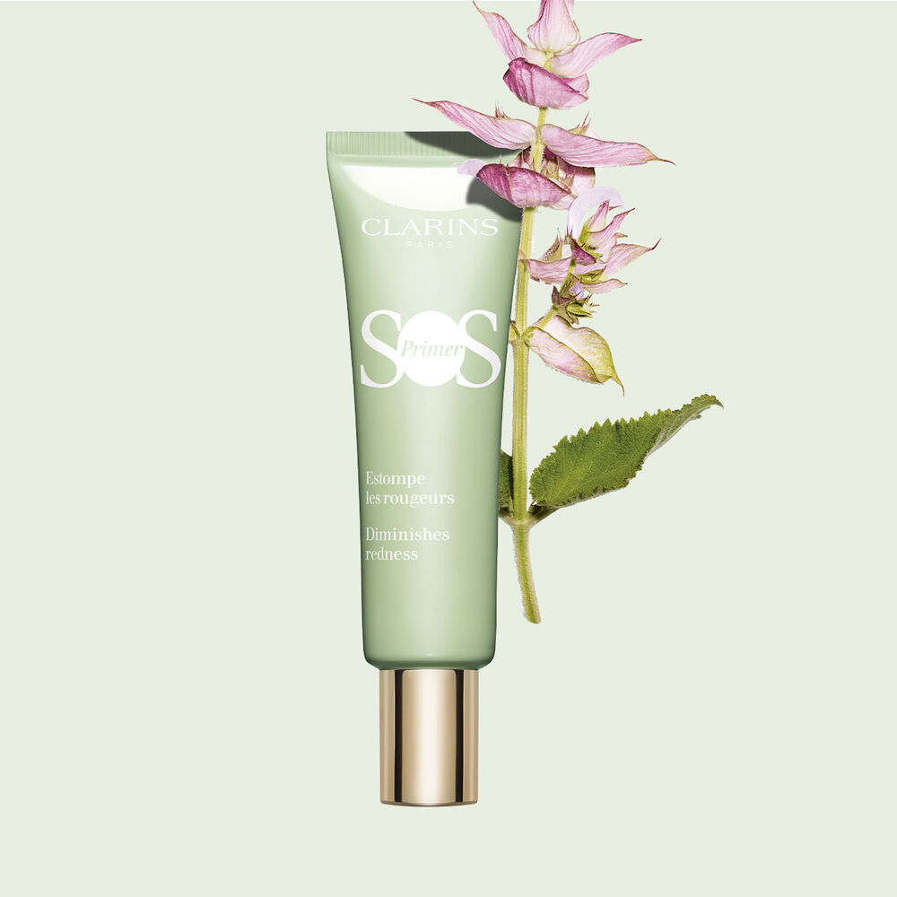 Packshot von Tube von SOS Primer Green von Clarins, um das Erscheinungsbild von Rötungen zu mindern, mit einem Zweig Muskatellersalbei