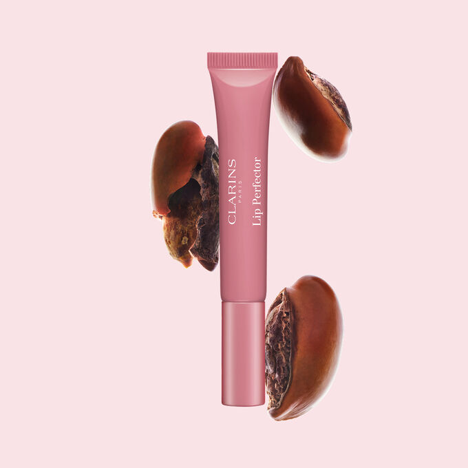 Tube des Clarins Plumping Lip Perfectors mit rohen Sheasamen &ndash; zur Hervorhebung der intensiven Pflegeformel f&uuml;r tiefenwirksame N&auml;hrung