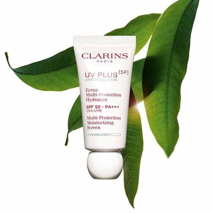 Plan produit d'un tube d&rsquo;UV Plus Anti-Pollution Transparent de Clarins, un fluide hydratant avec SPF 50, sur fond blanc.