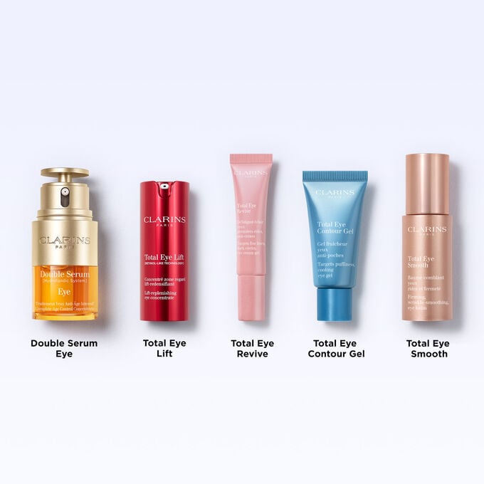 Tube mit Clarins Total Eye Contour Gel mit Kaffeebohnen, um den nat&uuml;rlichen Ursprung der Inhaltsstoffe des Produkts zu veranschaulichen.