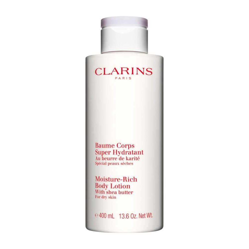 Plan produit d'un flacon de Baume Corps Super Hydratant Clarins avec des noix de karit&eacute; sur fond blanc.