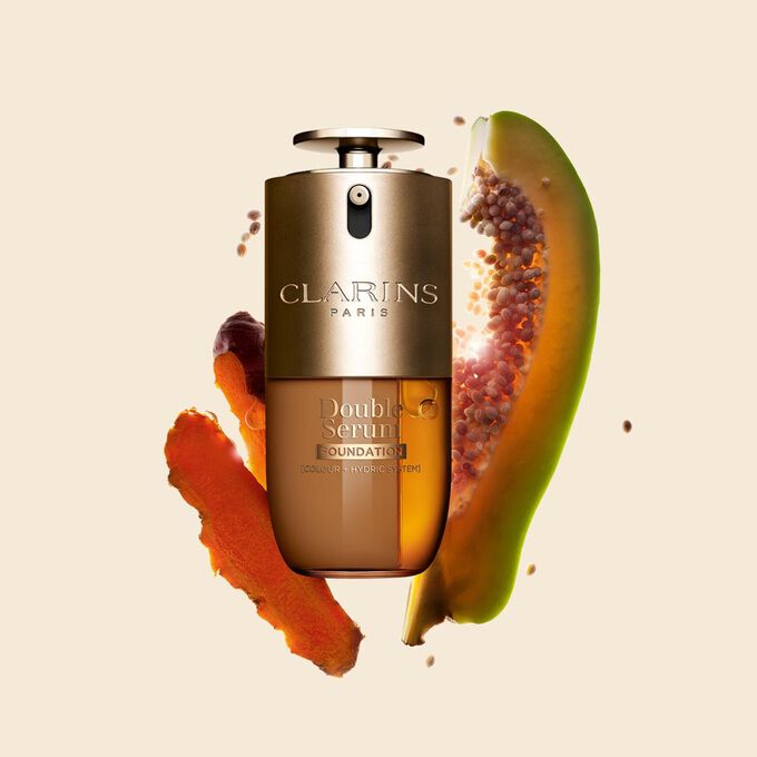 Plan produit du Fond de teint Double Serum de Clarins disponible pour toutes les carnations, au curcuma et &agrave; la papa&iuml;ne comme ingr&eacute;dients cl&eacute;s
