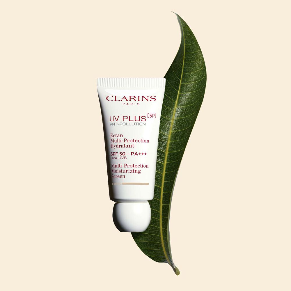 Plan produit d'un tube d’UV Plus Anti-Pollution Beige de Clarins, un fluide hydratant avec SPF 50, sur fond jaune.