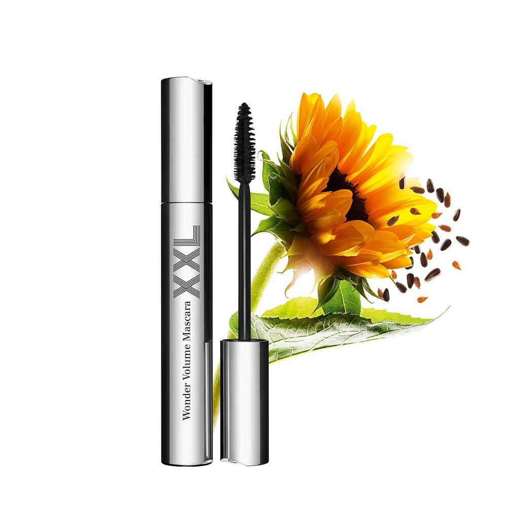 Packshot einer schwarzen, verl&auml;ngernden Mascara von Clarins mit einer Sonnenblume auf weissem Hintergrund