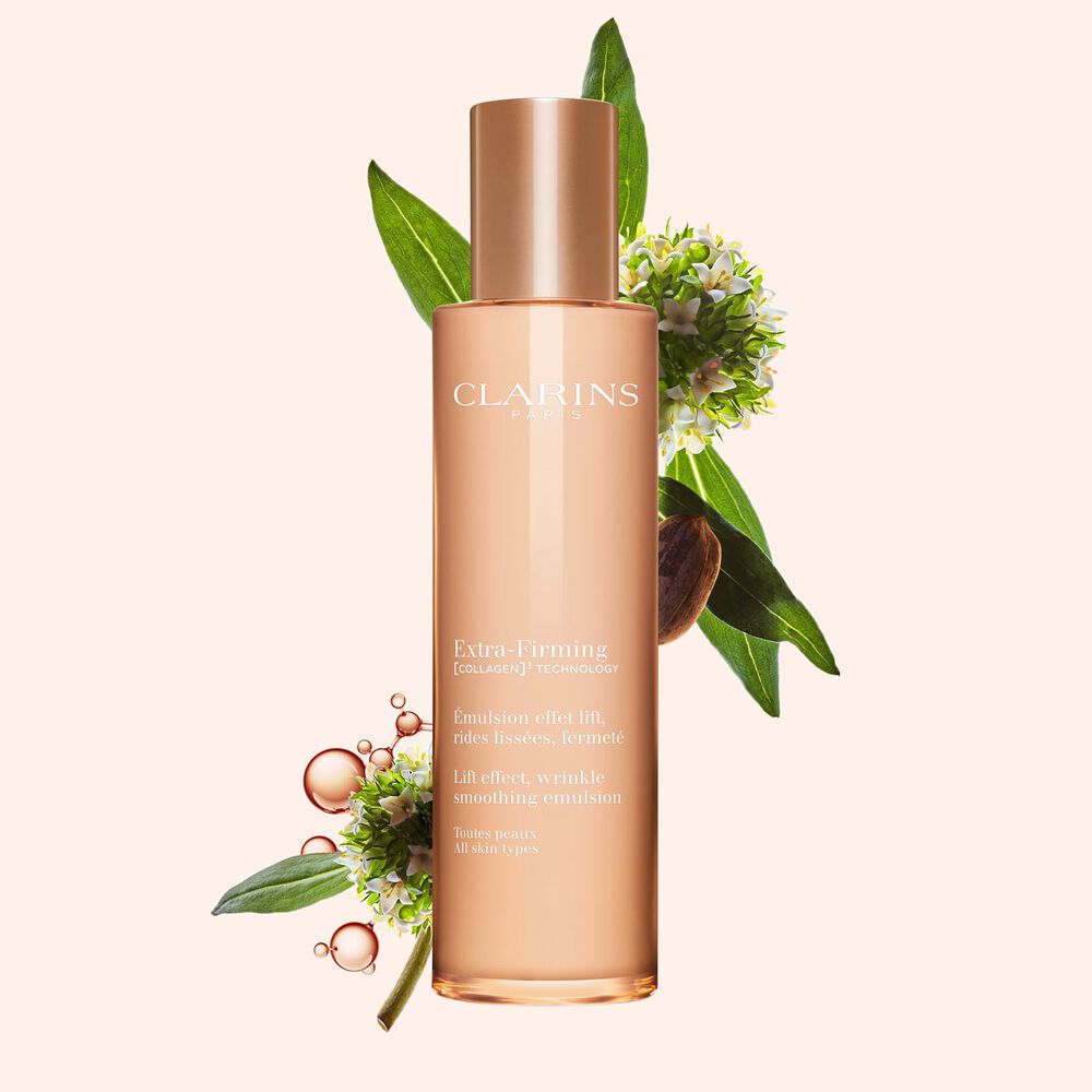 Plan produit de l’Émulsion Extra-Firming Jour de Clarins pour tous les types de peau, avec mitracarpus, graine de pécan et molécule de collagène