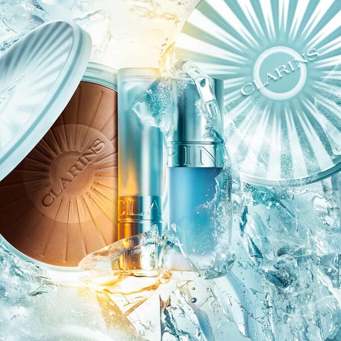 Produktfoto der Clarins-Sommerkollektion im Eis: Bronzing Powder, Cryo Lip Oil und Cool Lip Balm, die Must-haves f&uuml;r den Sommer.