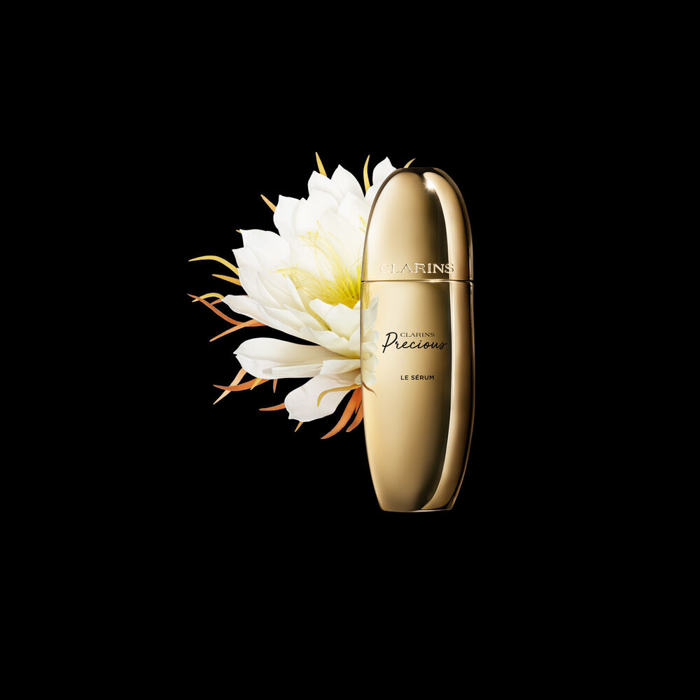 Plan produit du Sérum Clarins Precious avec une reine de la nuit sur fond noir.