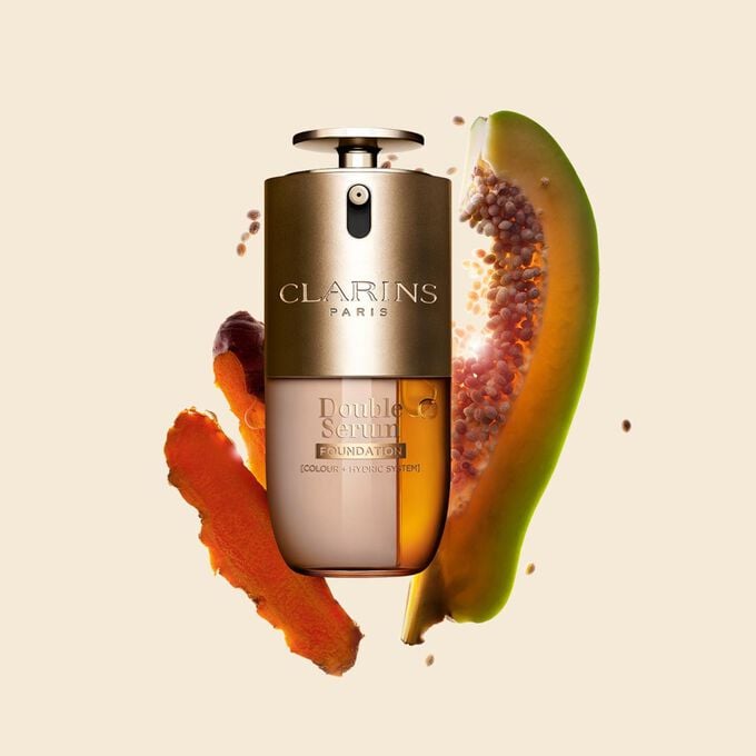 Packshot der Clarins Double Serum Foundation, die f&uuml;r jeden Hautton erh&auml;ltlich ist, mit den Hauptinhaltsstoffen Curcuma und Papain