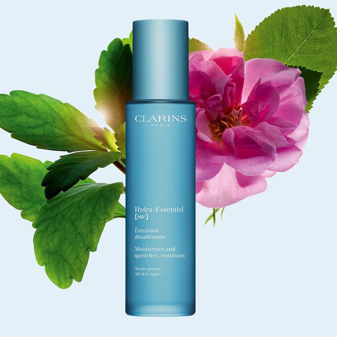 Plan produit de l&rsquo;&Eacute;mulsion Hydra-Essentiel 23 de Clarins avec une rose de Damas et une feuille de kalancho&eacute; sur fond bleu.