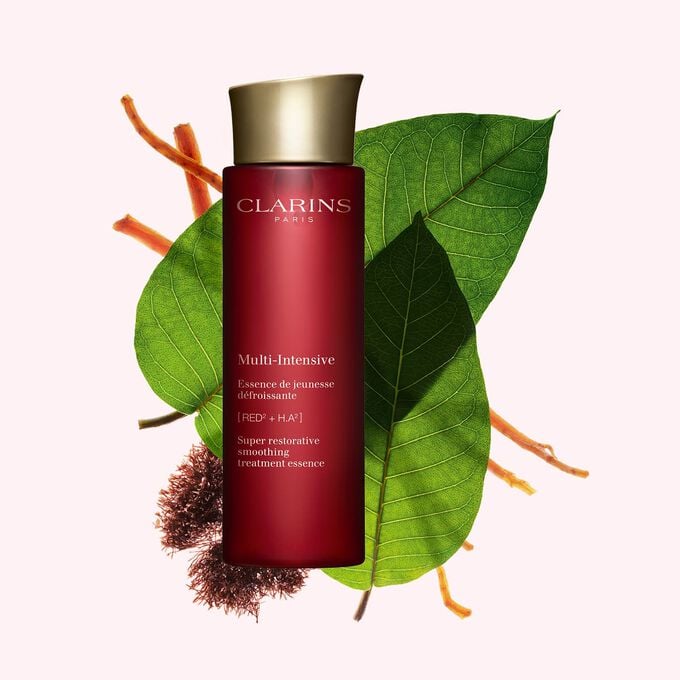 Packshot von Clarins Multi-Intensive Gesichtspflege-Essenz mit Roter Janie, Haronga-Bl&auml;ttern und Ginsengwurzel vor rosa Hintergrund.