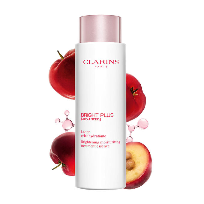 Plan produit de la Lotion &eacute;clat hydratante de Clarins devant de l'ac&eacute;rola et des mol&eacute;cules de niacinamide, illustrant les ingr&eacute;dients cl&eacute;s.