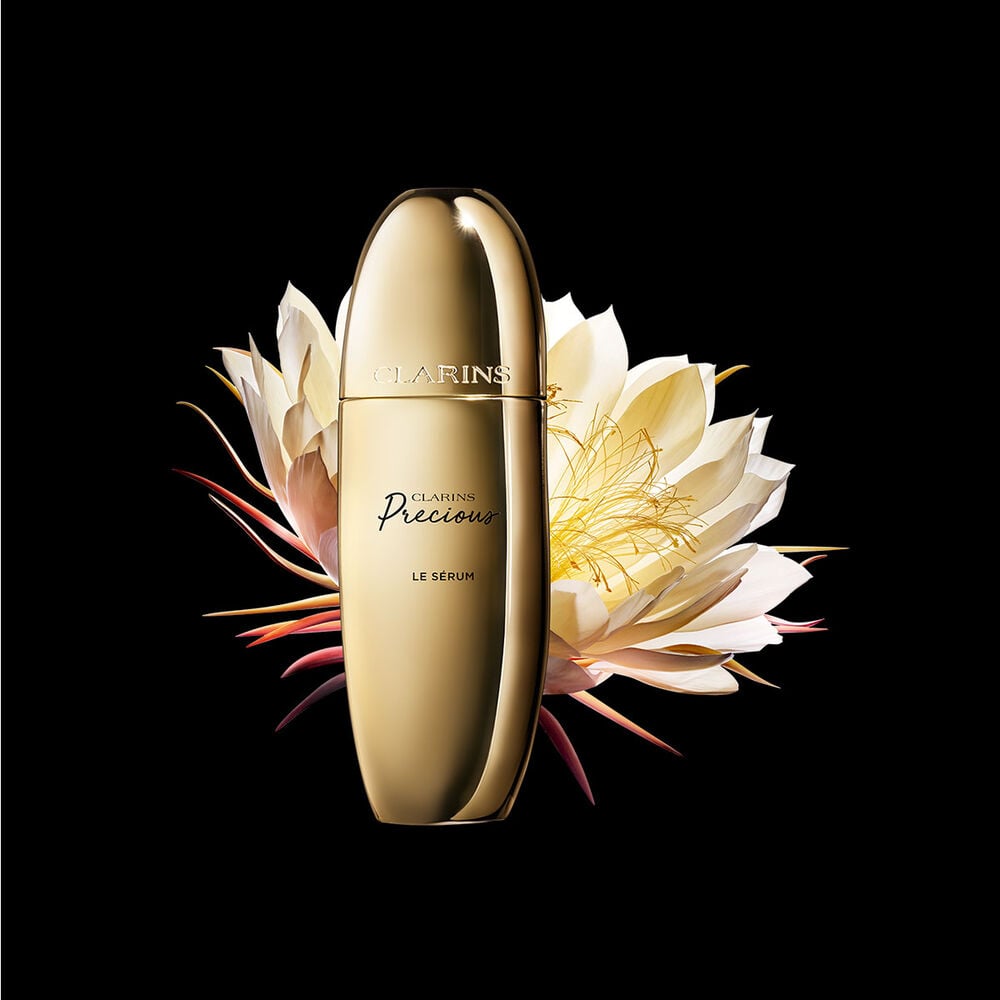 Plan produit du S&eacute;rum Clarins Precious avec une reine de la nuit sur fond noir.