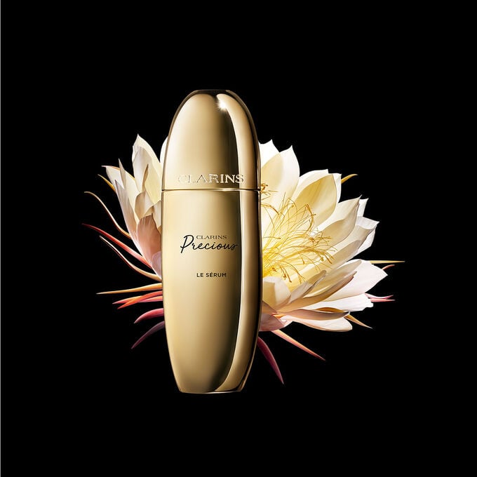 Plan produit du S&eacute;rum Clarins Precious avec une reine de la nuit sur fond noir.