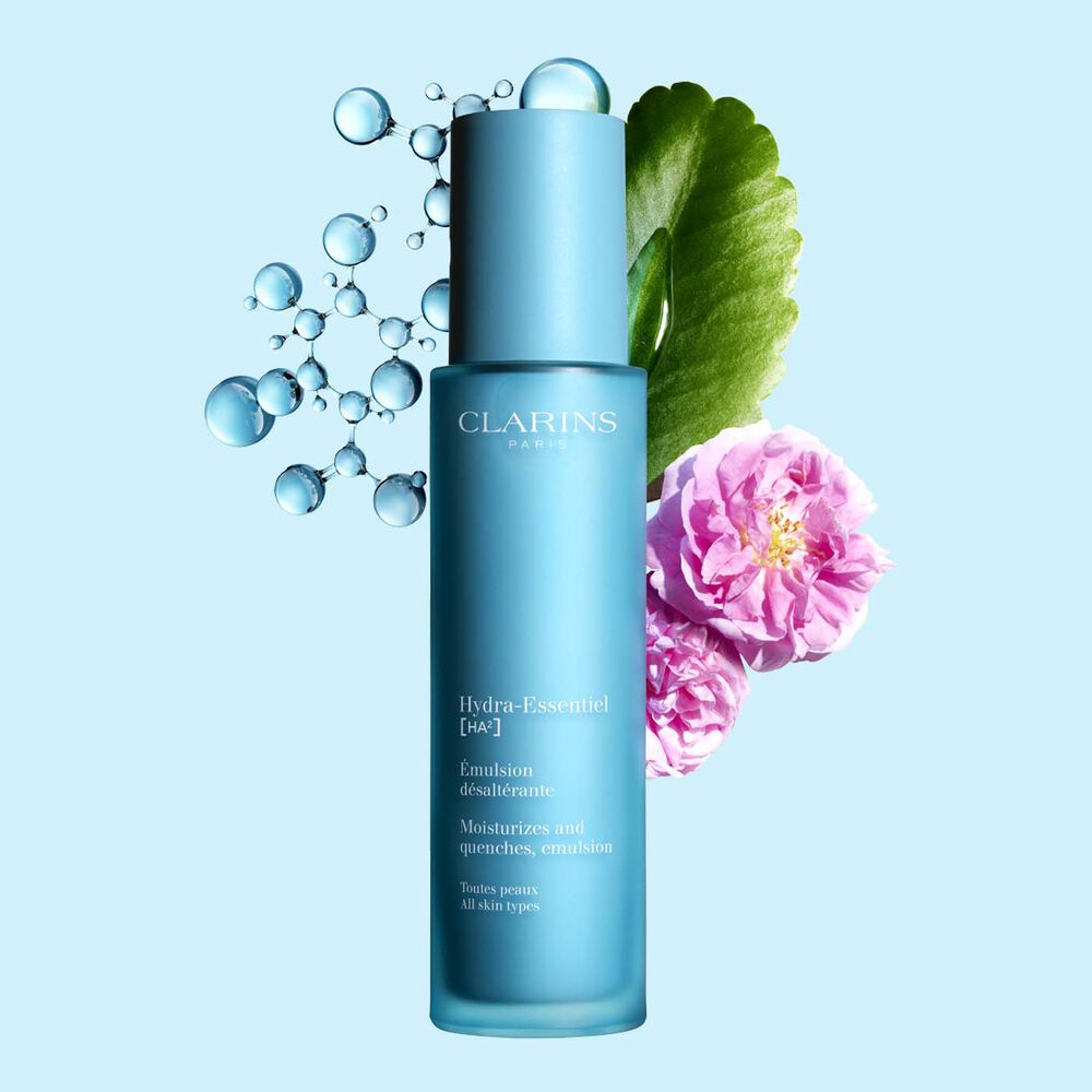 Plan produit de l’Émulsion Hydra-Essentiel 23 de Clarins avec une rose de Damas et une feuille de kalanchoé sur fond bleu.