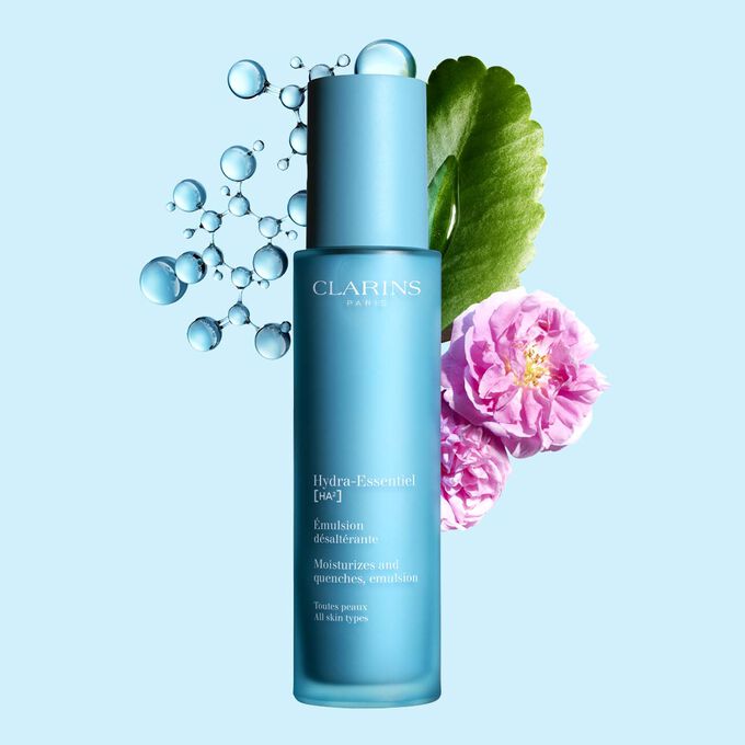 Plan produit de l’Émulsion Hydra-Essentiel 23 de Clarins avec une rose de Damas et une feuille de kalanchoé sur fond bleu.