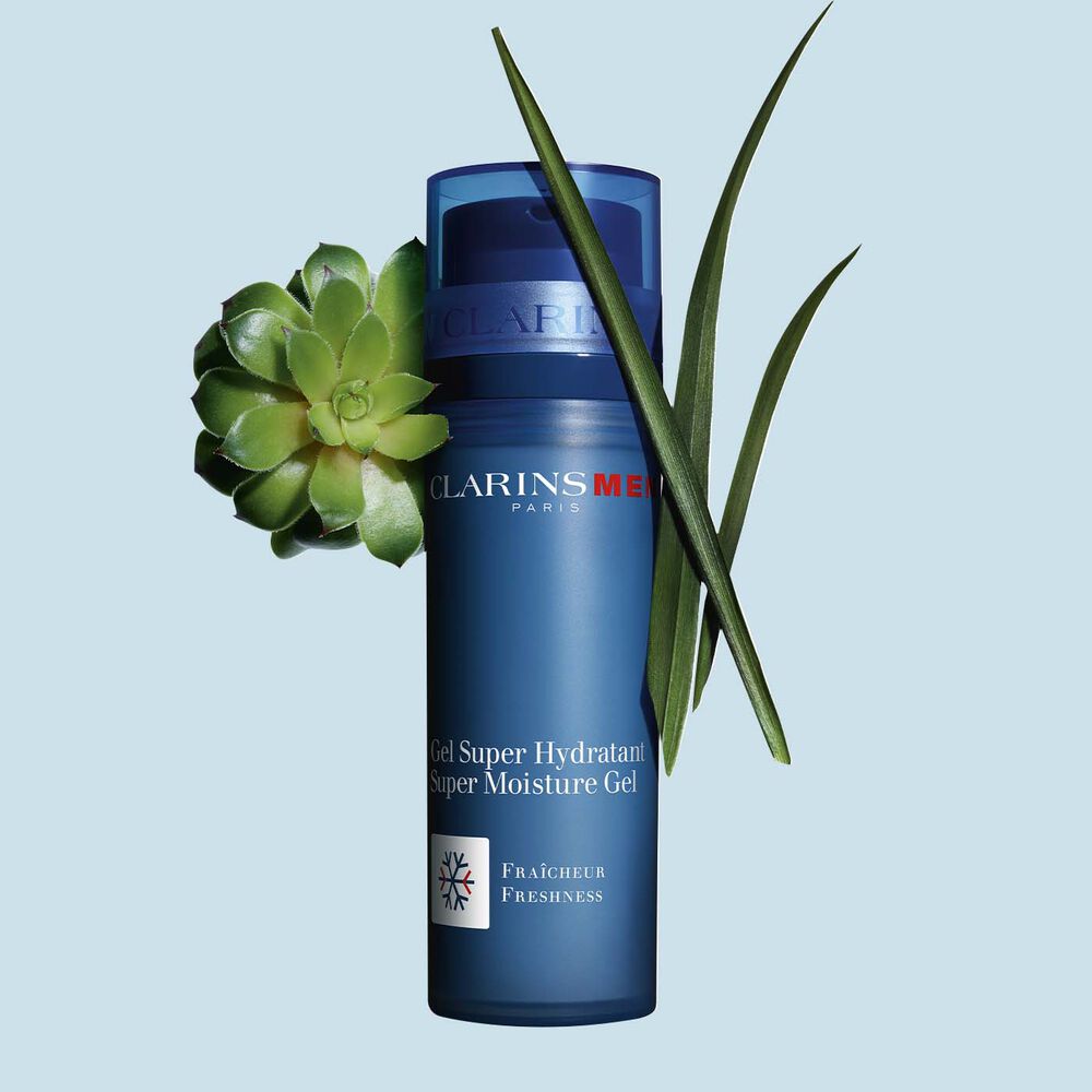 Packshot eines Pumpspenders von ClarinsMen Gel Super Hydratant mit Gurmarin und Bisongras vor einem blauen Hintergrund.