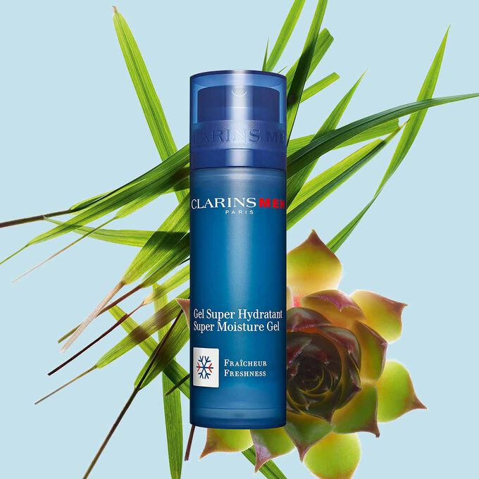 Packshot eines Pumpspenders von ClarinsMen Gel Super Hydratant mit Gurmarin und Bisongras vor einem blauen Hintergrund.