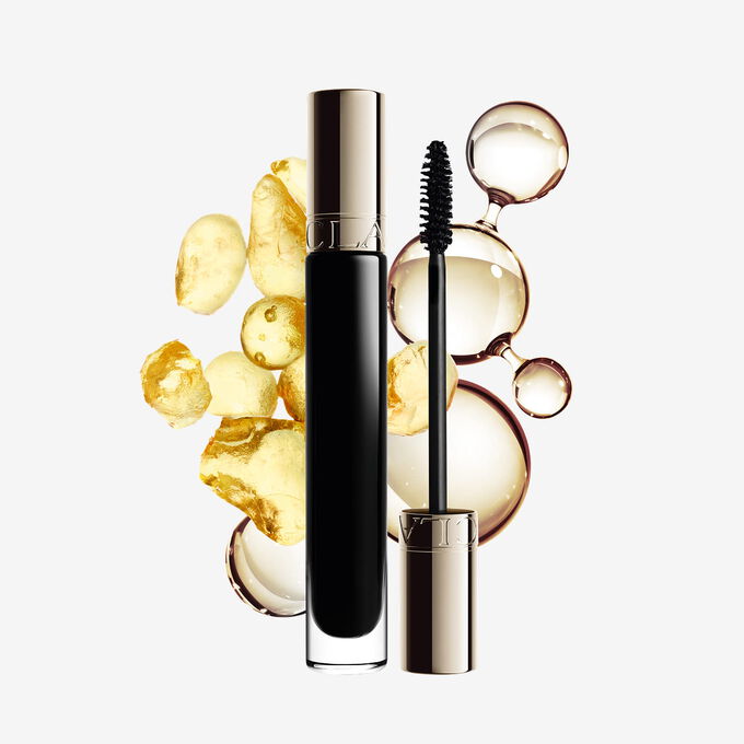 Plan produit Clarins Length Boosting Mascara avec de l&rsquo;acide hyaluronique, de la sphinganine et des mol&eacute;cules de panth&eacute;nol qui mettent en &eacute;vidence ses ingr&eacute;dients cl&eacute;s.