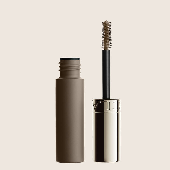 Plan produit du gel &agrave; sourcils Clarins en Light Brown, teint&eacute; pour correspondre aux sourcils ch&acirc;tain clair naturels et offrir un look doux, pr&eacute;cis et d&eacute;fini.