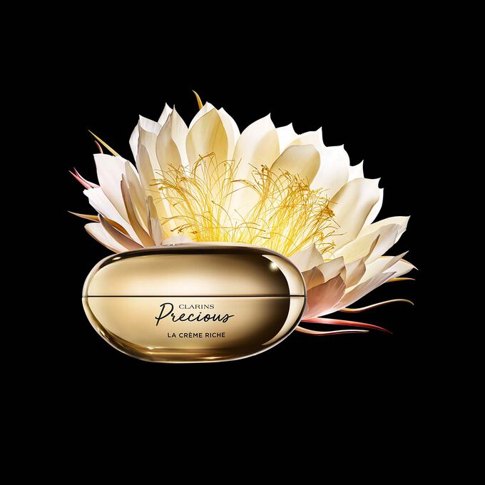Plan produit de La Crème Riche Clarins Precious avec une reine de la nuit sur fond noir.