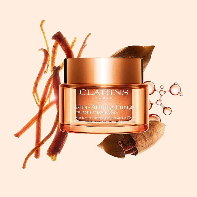 Plan produit de la cr&egrave;me Extra-Firming Energy de Clarins &agrave; c&ocirc;t&eacute; de ginseng rouge, d&rsquo;une mol&eacute;cule de collag&egrave;ne et de mitracarpus sur fond beige