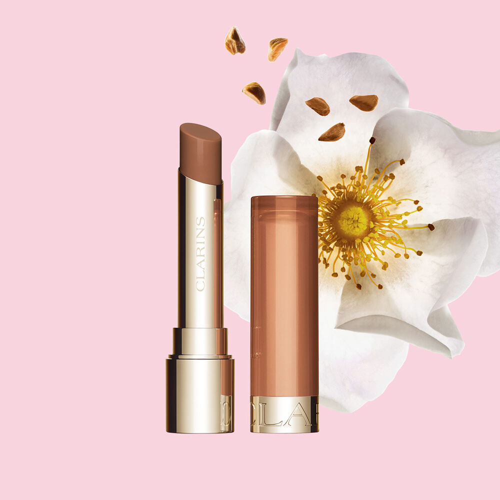 Le baume Lip Oil nourrissant Clarins rehausse les l&egrave;vres d&rsquo;un fini chocolat subtil