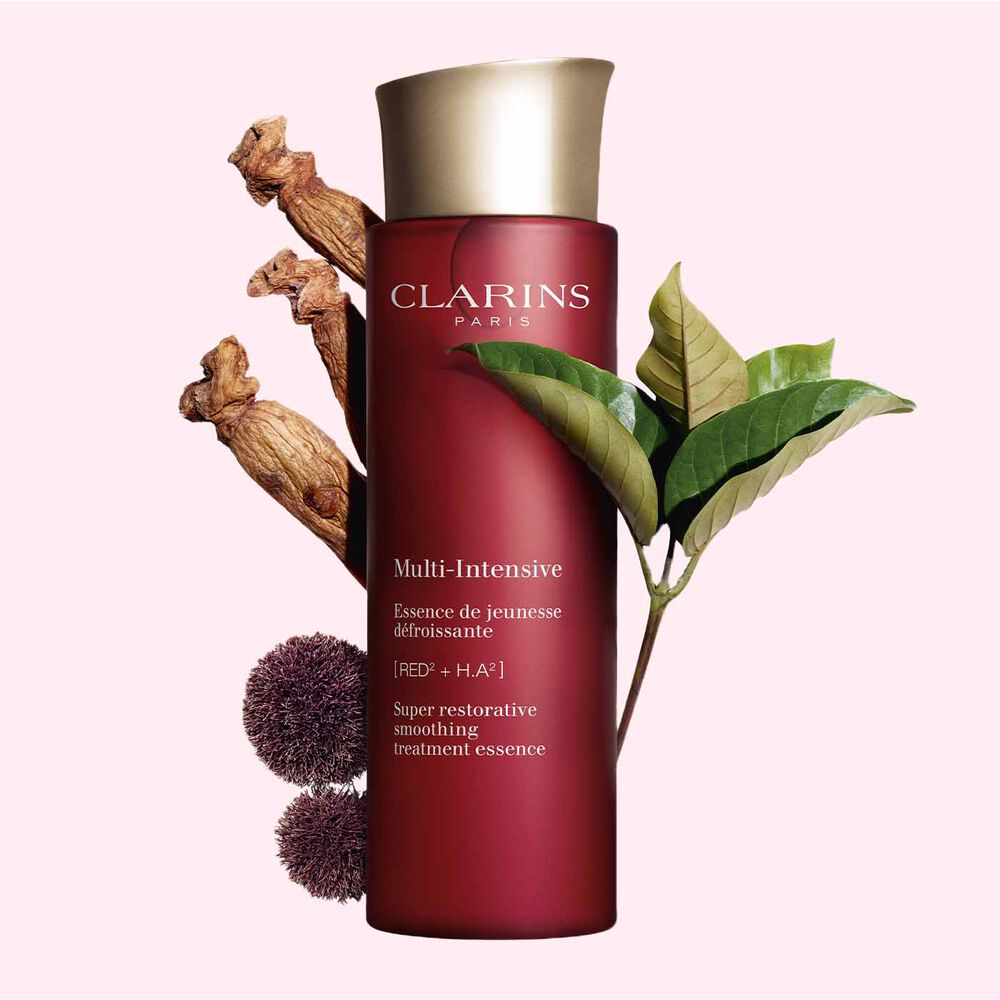 Packshot von Clarins Multi-Intensive Gesichtspflege-Essenz mit Roter Janie, Haronga-Blättern und Ginsengwurzel vor rosa Hintergrund.