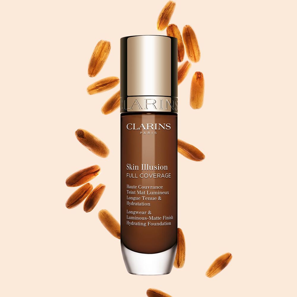 Clarins Skin Illusion Full Coverage präsentiert sich in einem eleganten Design und neuer modernen Verpackung. Eine Foundation für einen makellosen und natürlichen Teint.