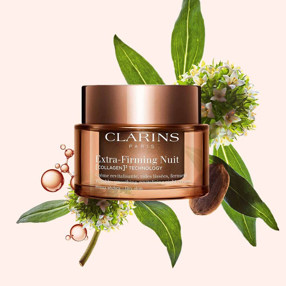 Plan produit de la Crème Extra-Firming Nuit de Clarins pour les peaux sèches, avec mitracarpus, graine de pécan et molécule de collagène