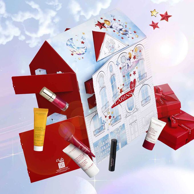 Clarins Adventskalender mit roten Schachteln an der Seite, die einige der 24 Hautpflege- und Makeup-Produkte enthüllen.